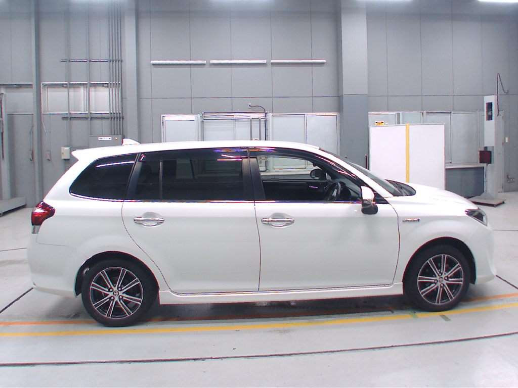 2017 Toyota Corolla Fielder NKE165G[2]