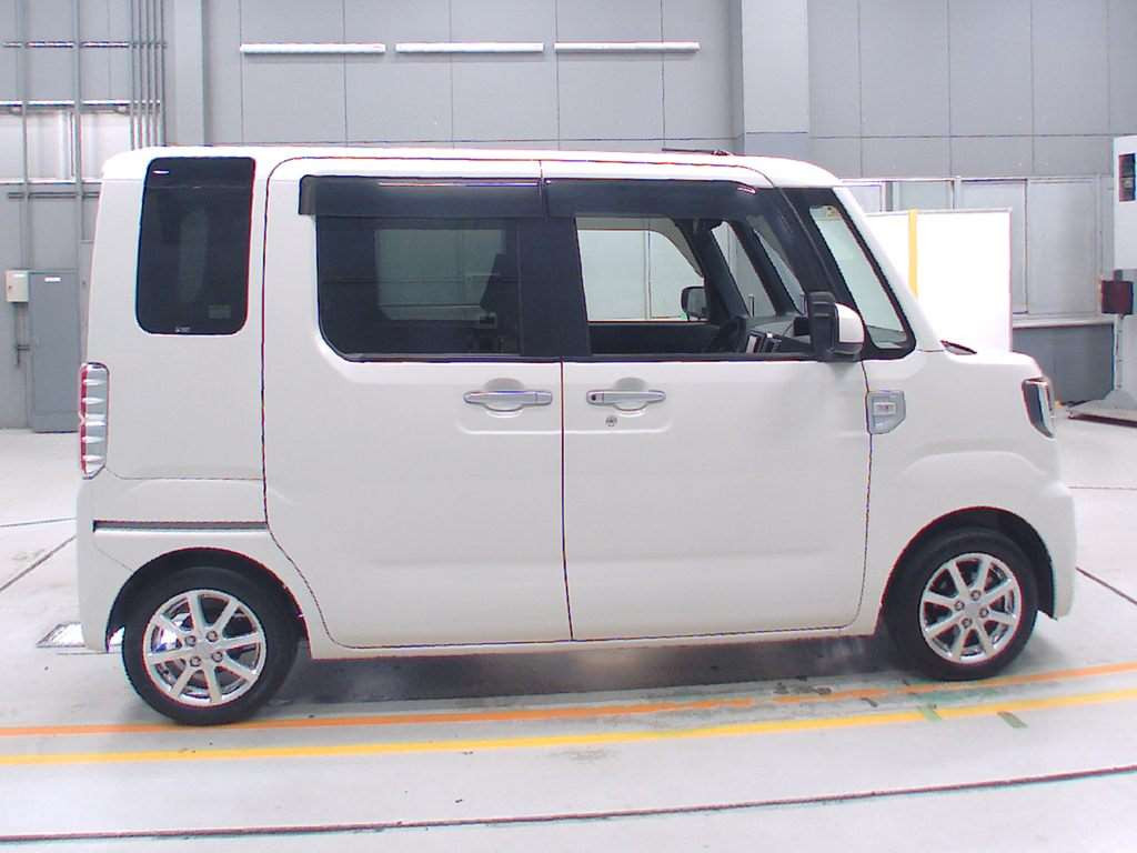 2016 Daihatsu Wake LA700S[2]