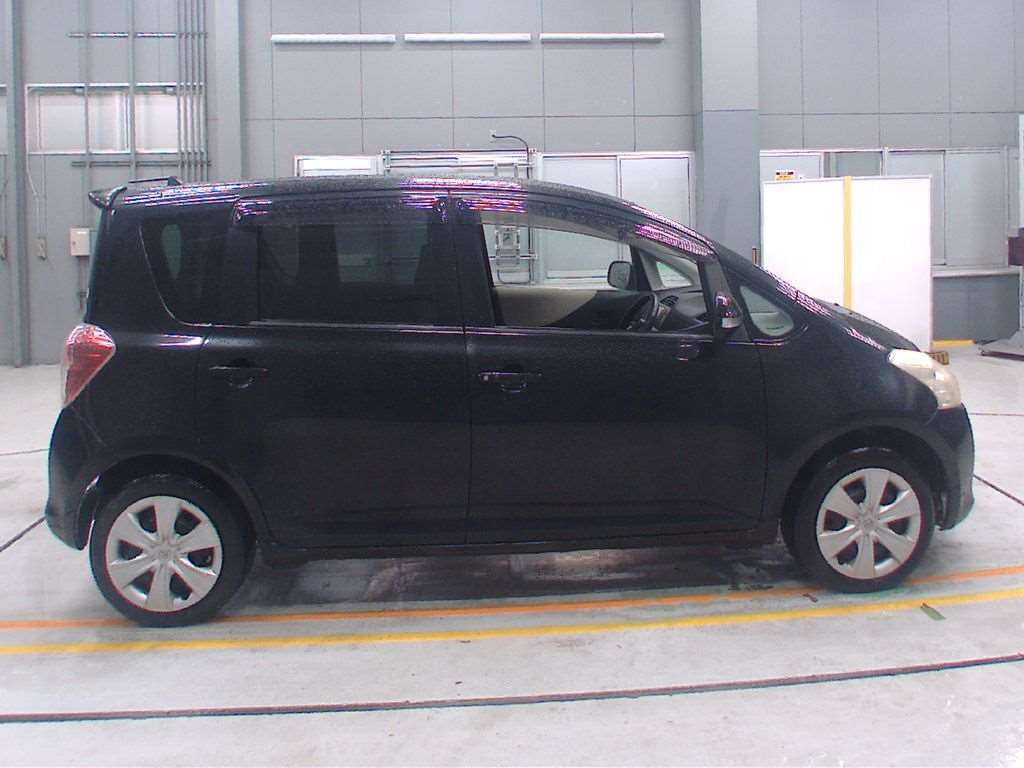 2010 Toyota Ractis SCP100[2]