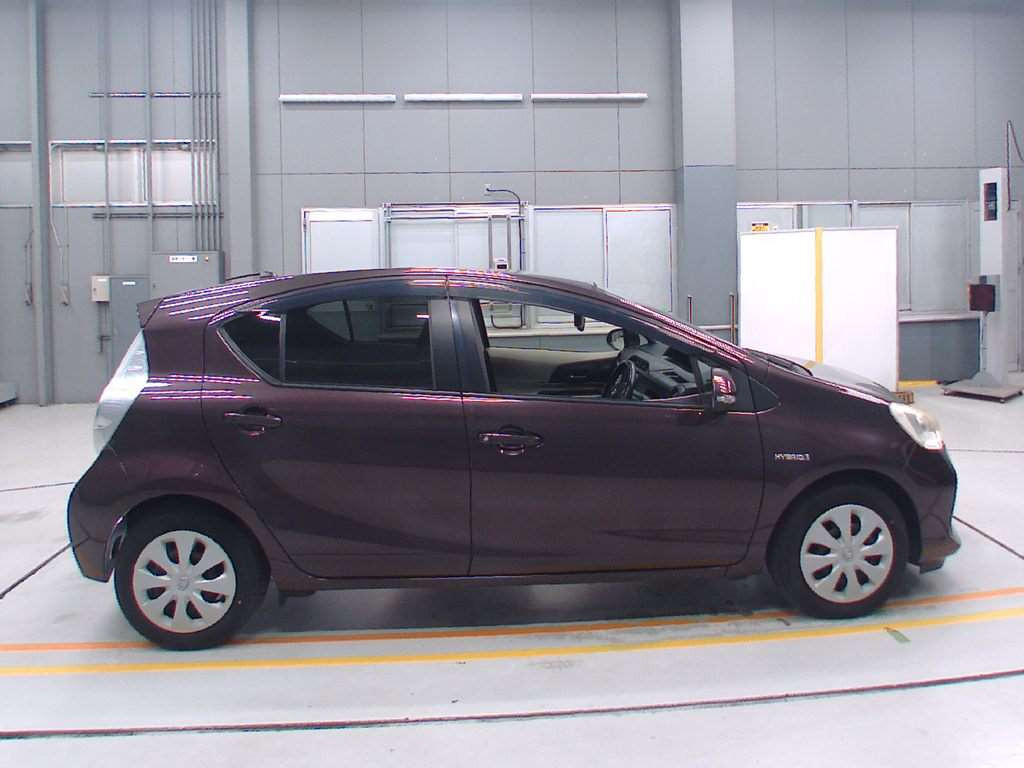 2014 Toyota Aqua NHP10[2]