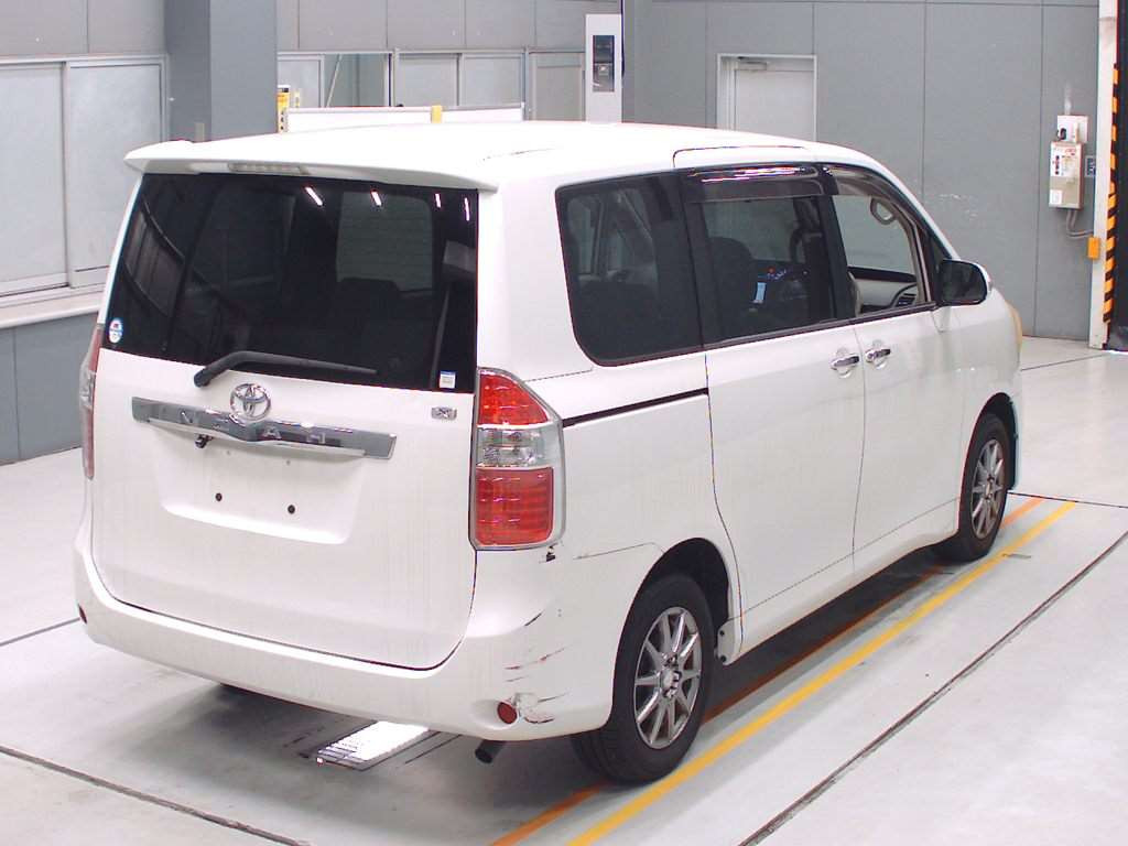 2009 Toyota Noah ZRR70G[1]