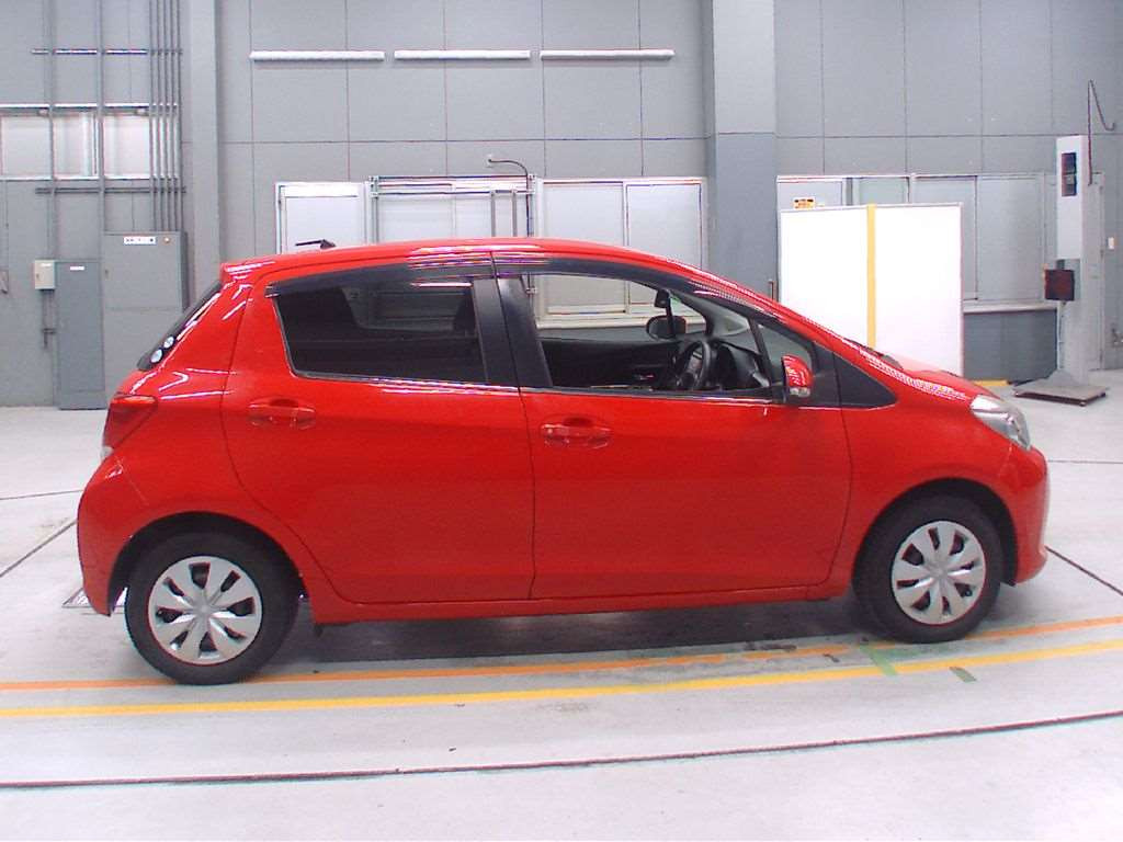 2015 Toyota Vitz KSP130[2]