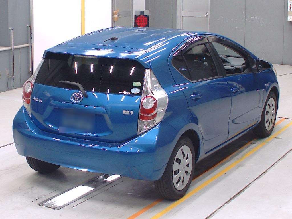 2013 Toyota Aqua NHP10[1]