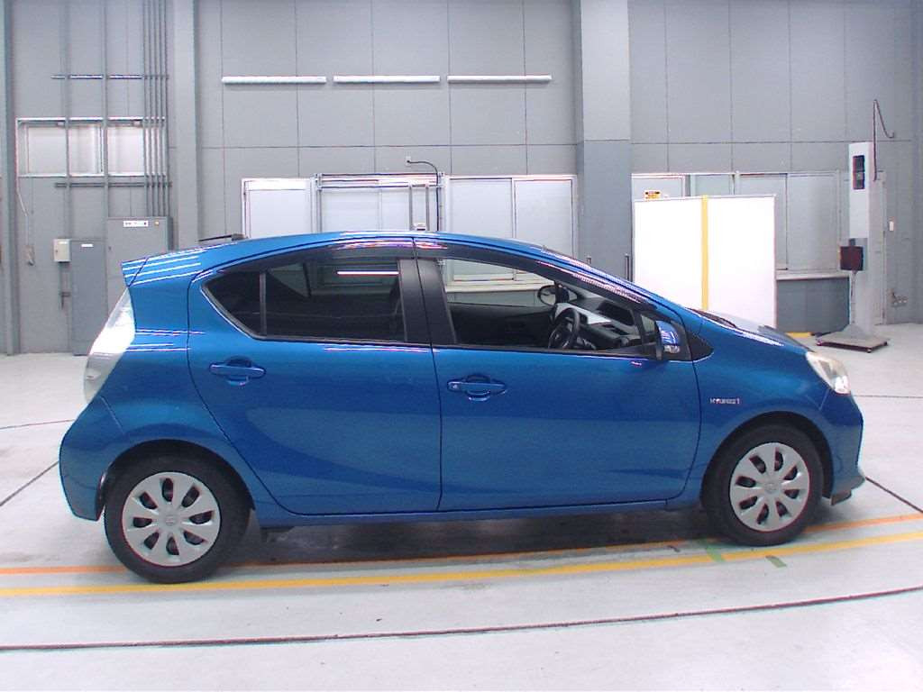 2013 Toyota Aqua NHP10[2]