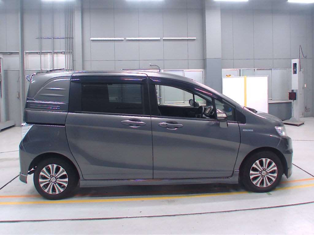 2012 Honda Freed spike hybrid GP3[2]