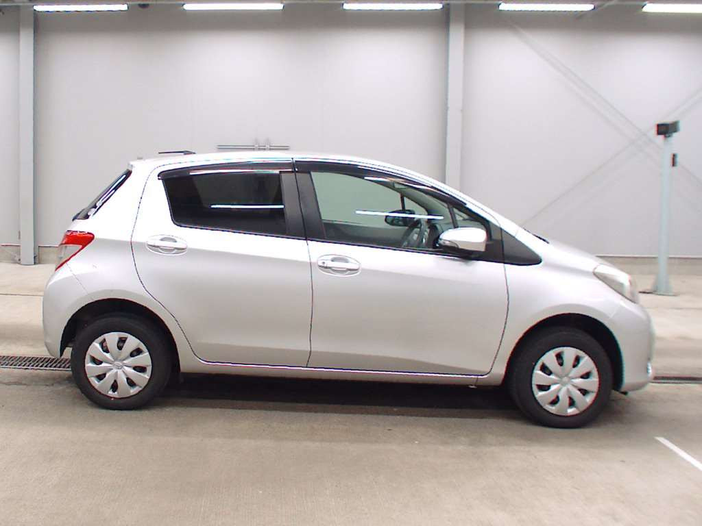 2011 Toyota Vitz NSP135[2]