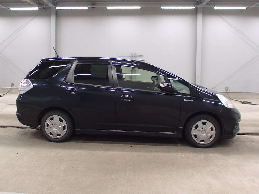 2013 Honda Fit Shuttle Hybrid GP2[2]