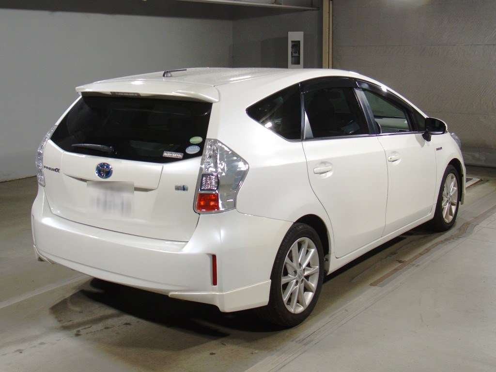 2014 Toyota Prius alpha ZVW41W[1]