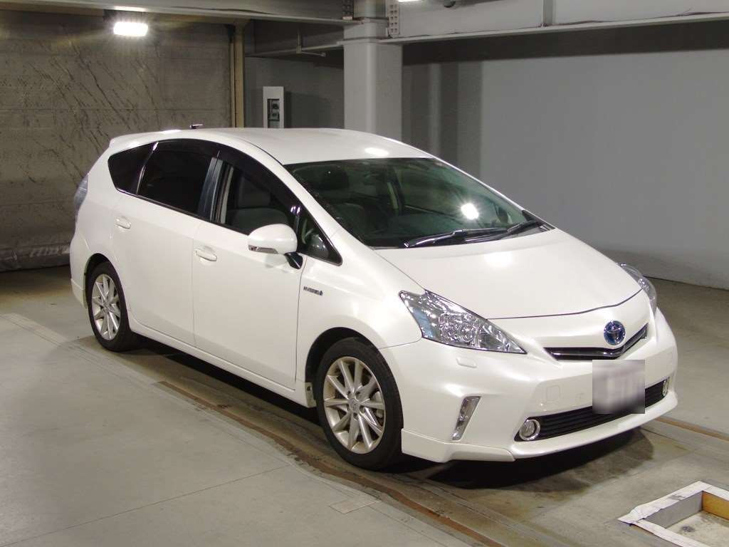 2014 Toyota Prius alpha ZVW41W[2]