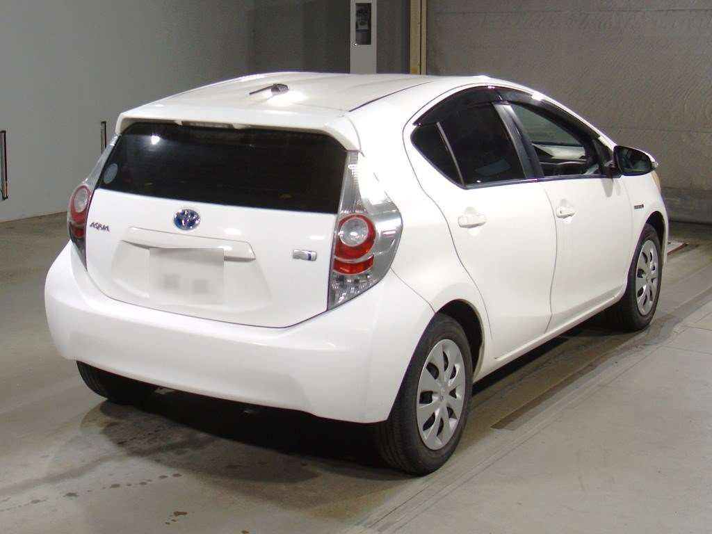 2012 Toyota Aqua NHP10[1]