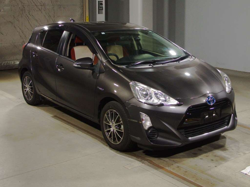 2016 Toyota Aqua NHP10[2]