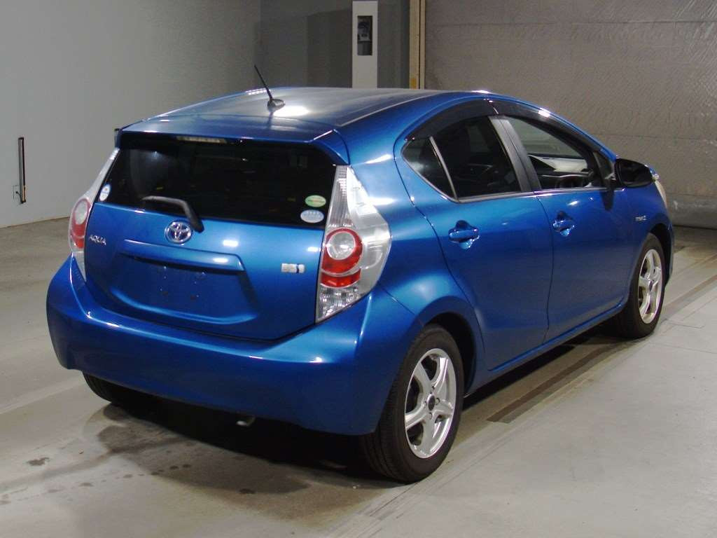 2013 Toyota Aqua NHP10[1]