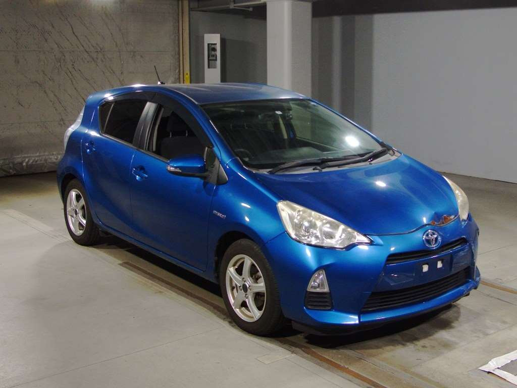 2013 Toyota Aqua NHP10[2]