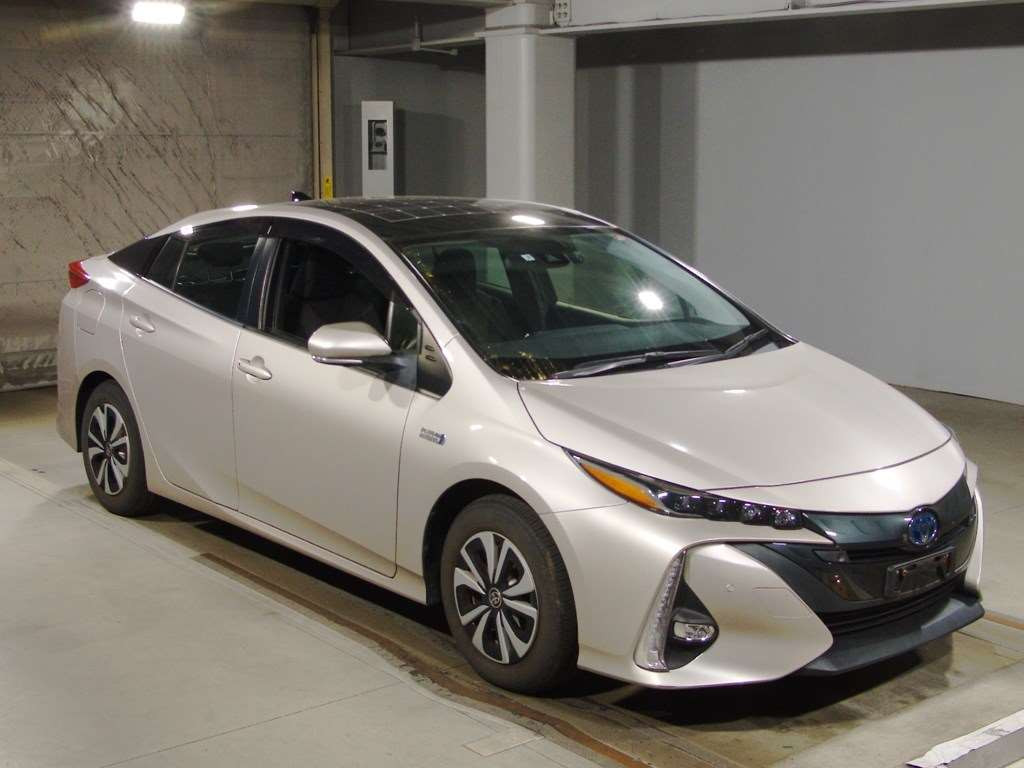 2019 Toyota Prius PHV ZVW52[2]