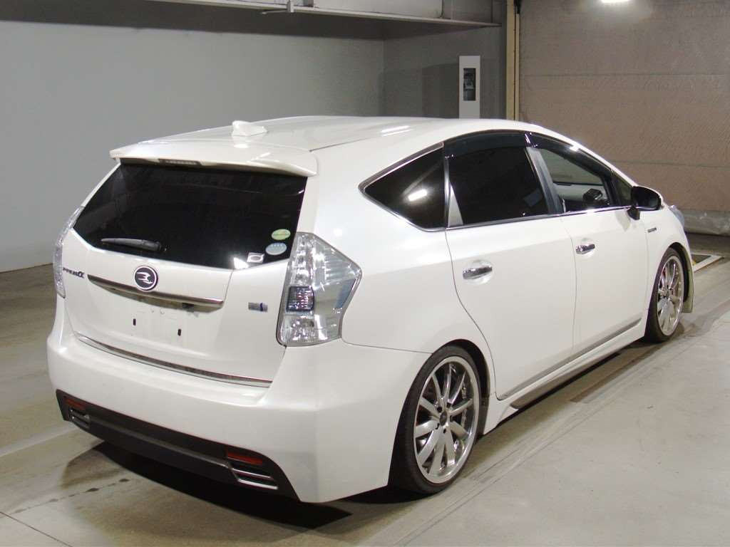 2014 Toyota Prius alpha ZVW41W[1]