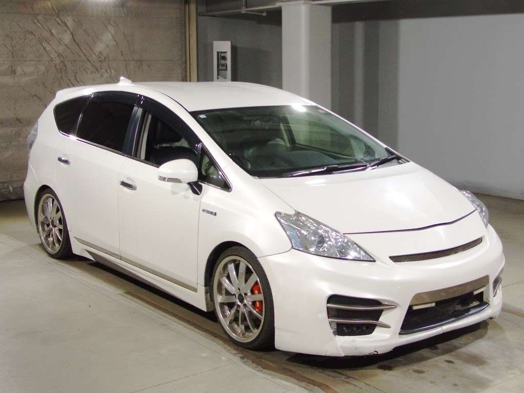 2014 Toyota Prius alpha ZVW41W[2]