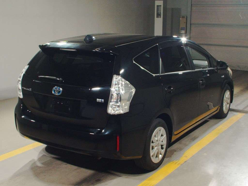 2012 Toyota Prius alpha ZVW41W[1]