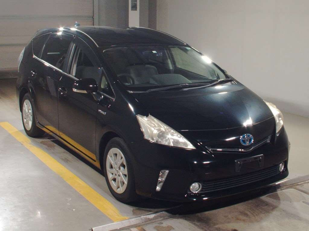 2012 Toyota Prius alpha ZVW41W[2]