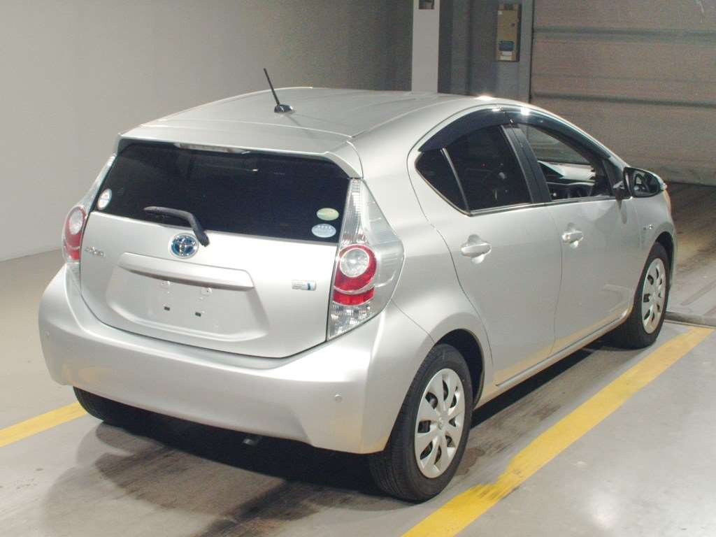 2013 Toyota Aqua NHP10[1]