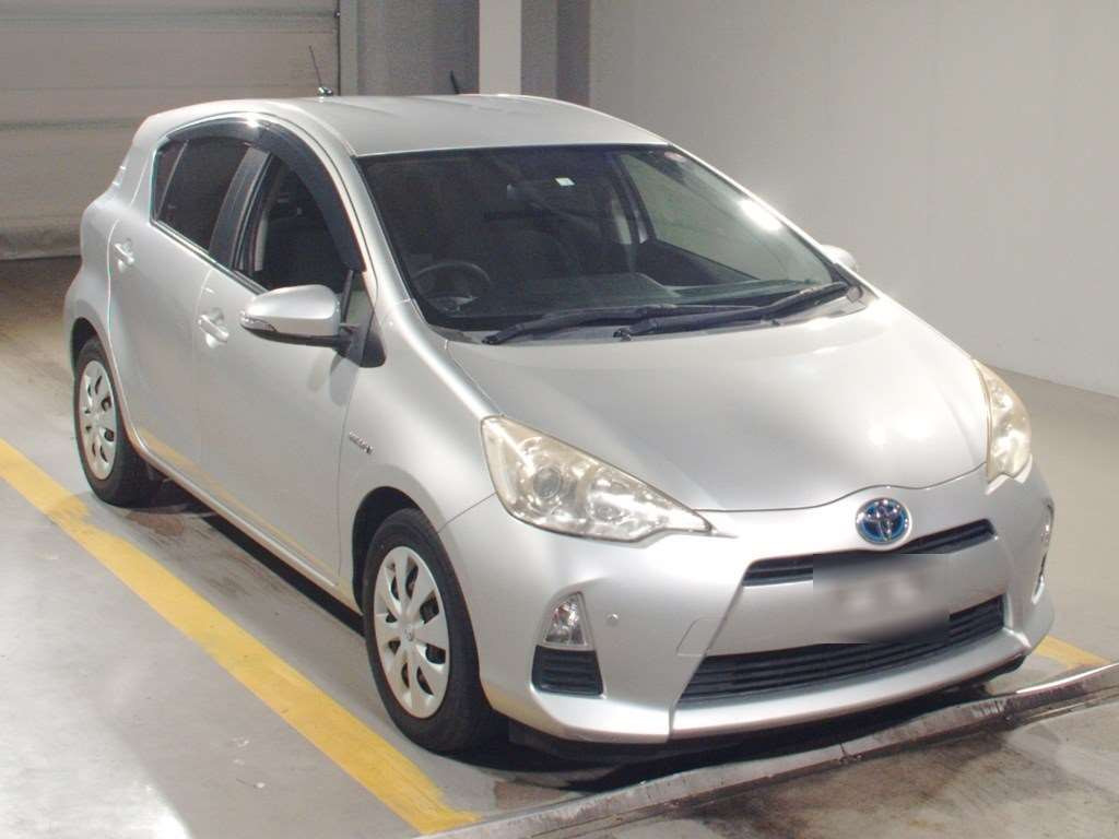 2013 Toyota Aqua NHP10[2]