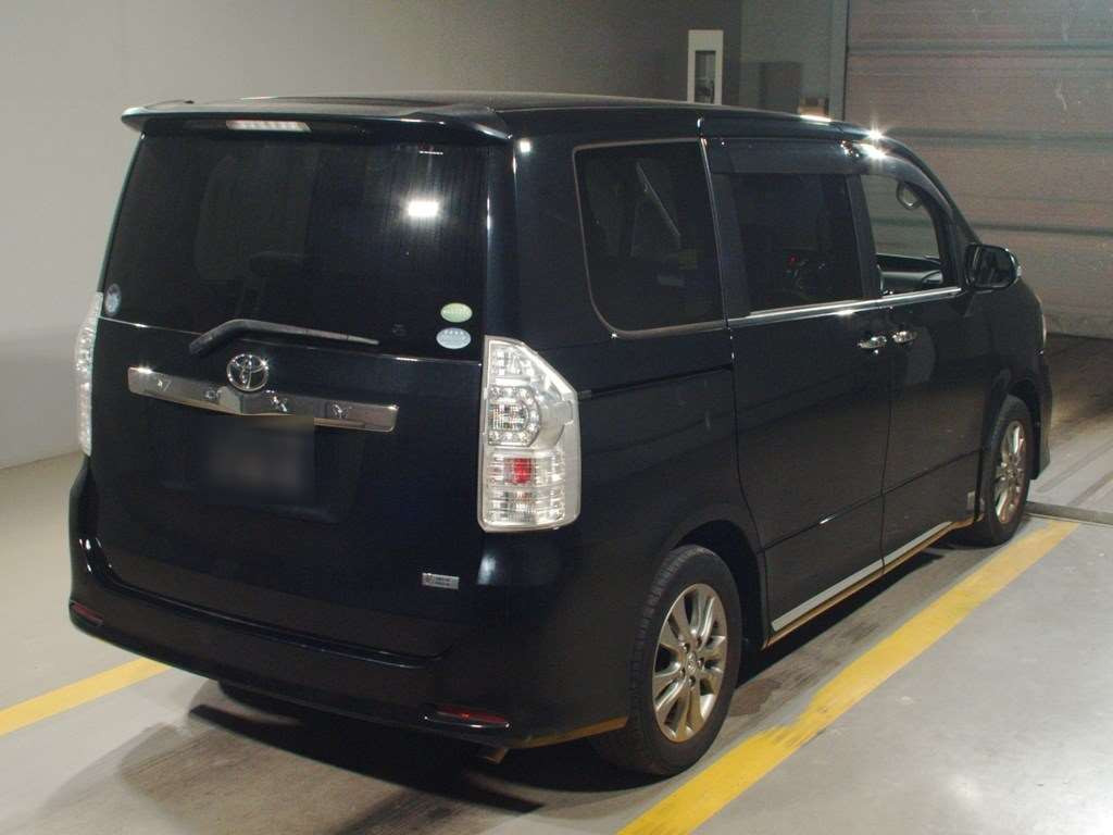 2013 Toyota Voxy ZRR70W[1]