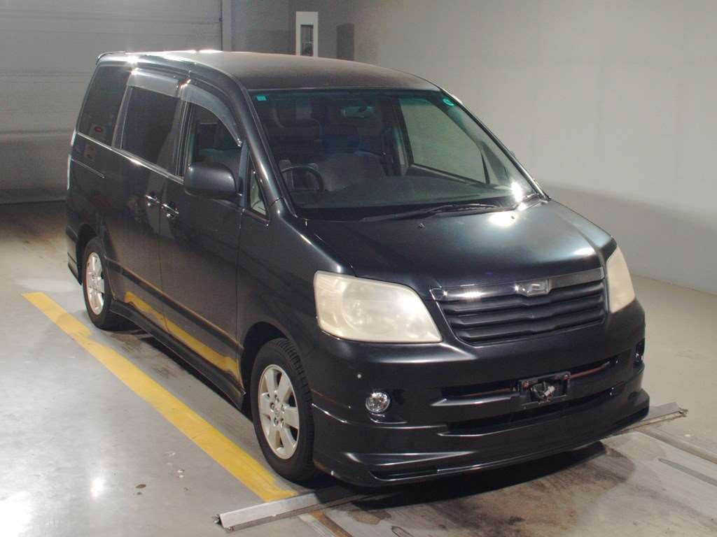 2003 Toyota Noah AZR60G[2]