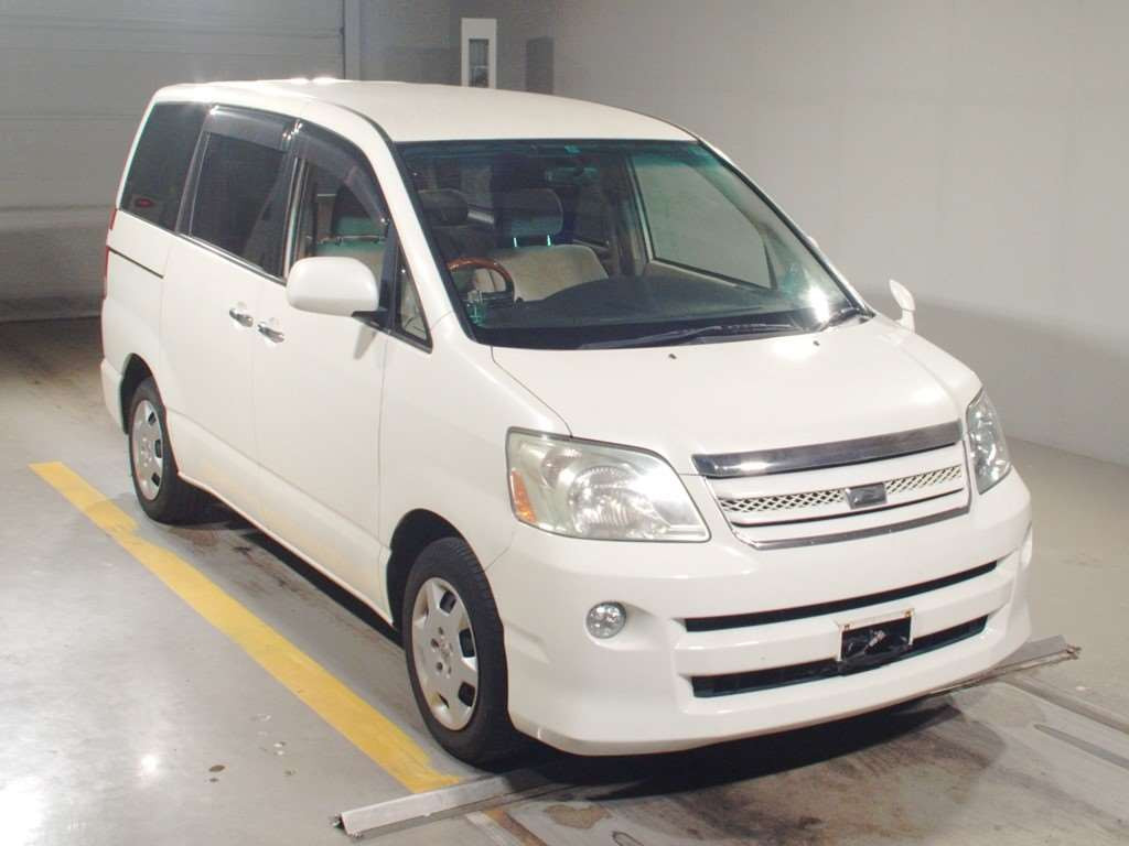 2007 Toyota Noah AZR60G[2]