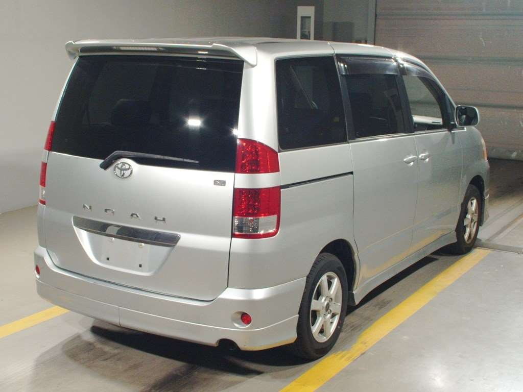 2005 Toyota Noah AZR60G[1]