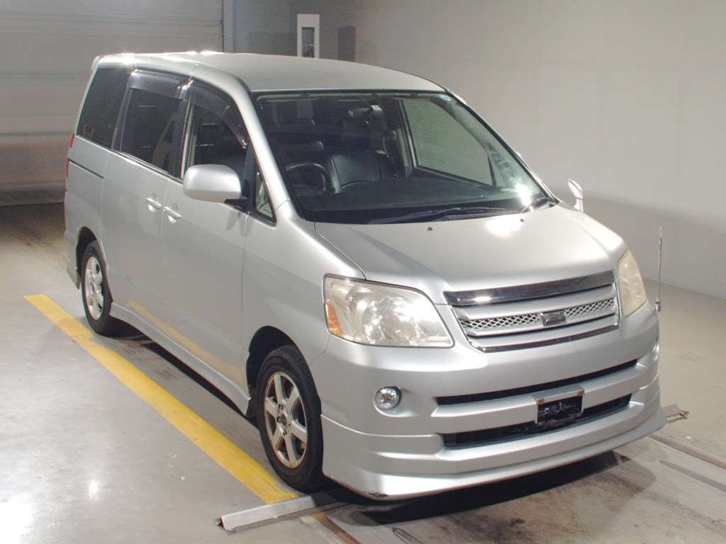 2005 Toyota Noah AZR60G[2]