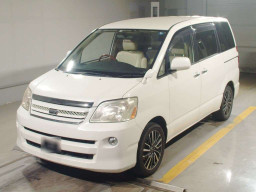 2005 Toyota Noah