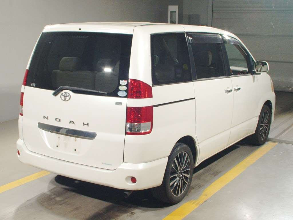 2005 Toyota Noah AZR60G[1]