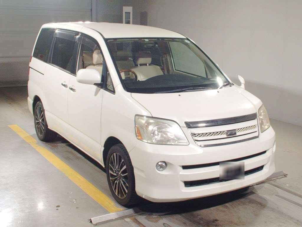 2005 Toyota Noah AZR60G[2]