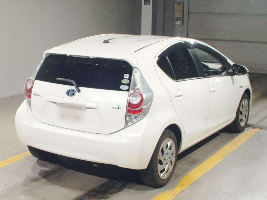 2014 Toyota Aqua NHP10[1]