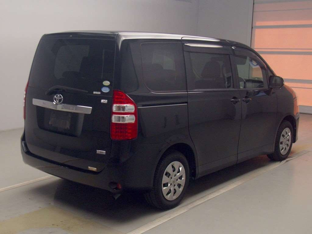 2010 Toyota Noah ZRR70G[1]