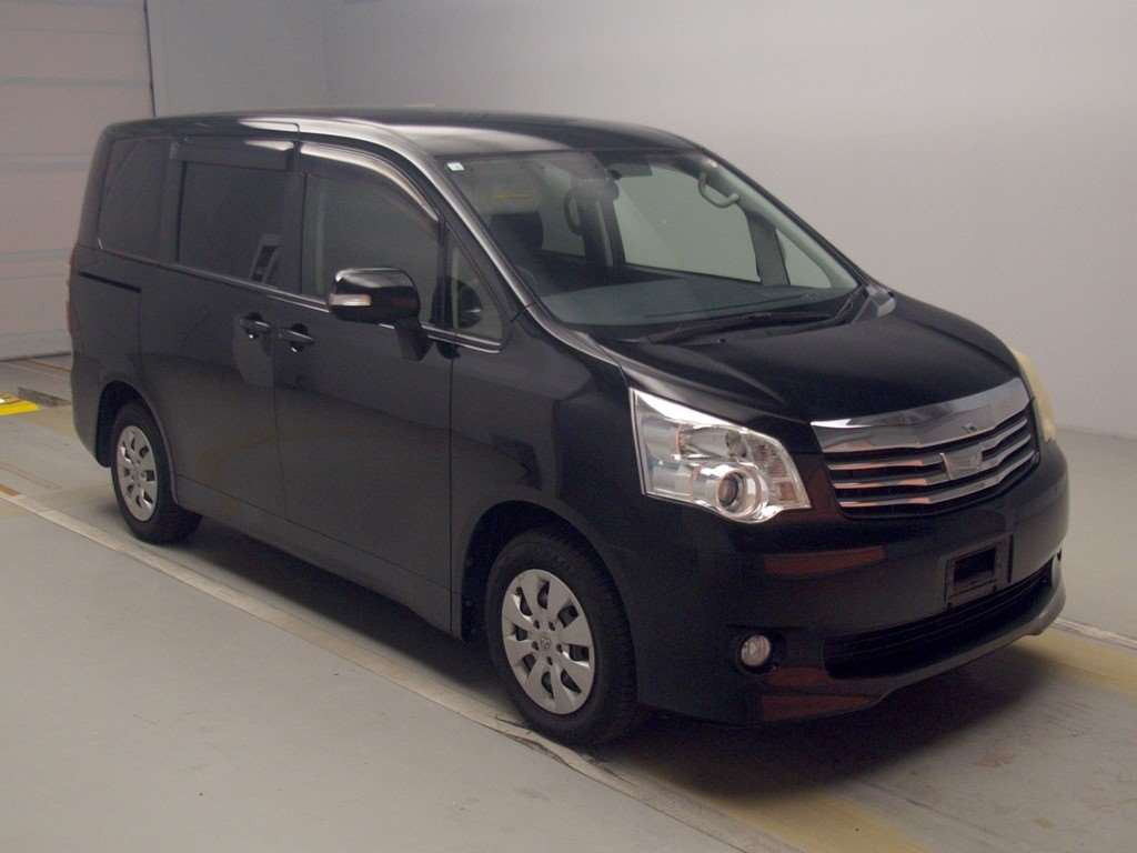 2010 Toyota Noah ZRR70G[2]