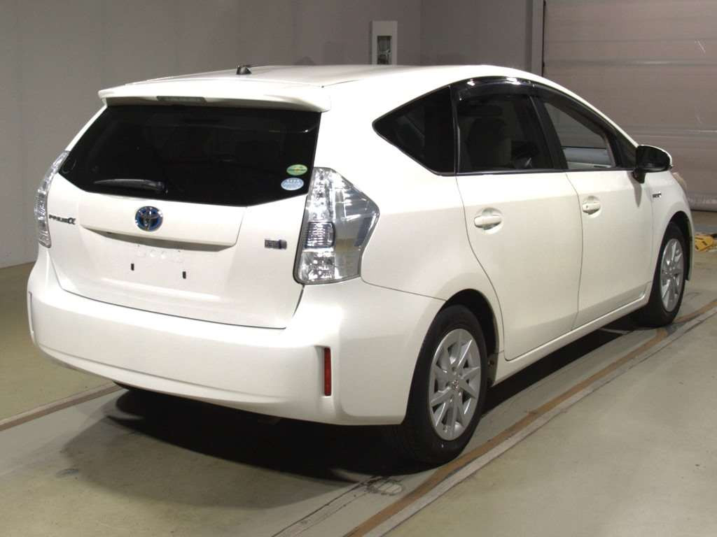 2013 Toyota Prius alpha ZVW40W[1]