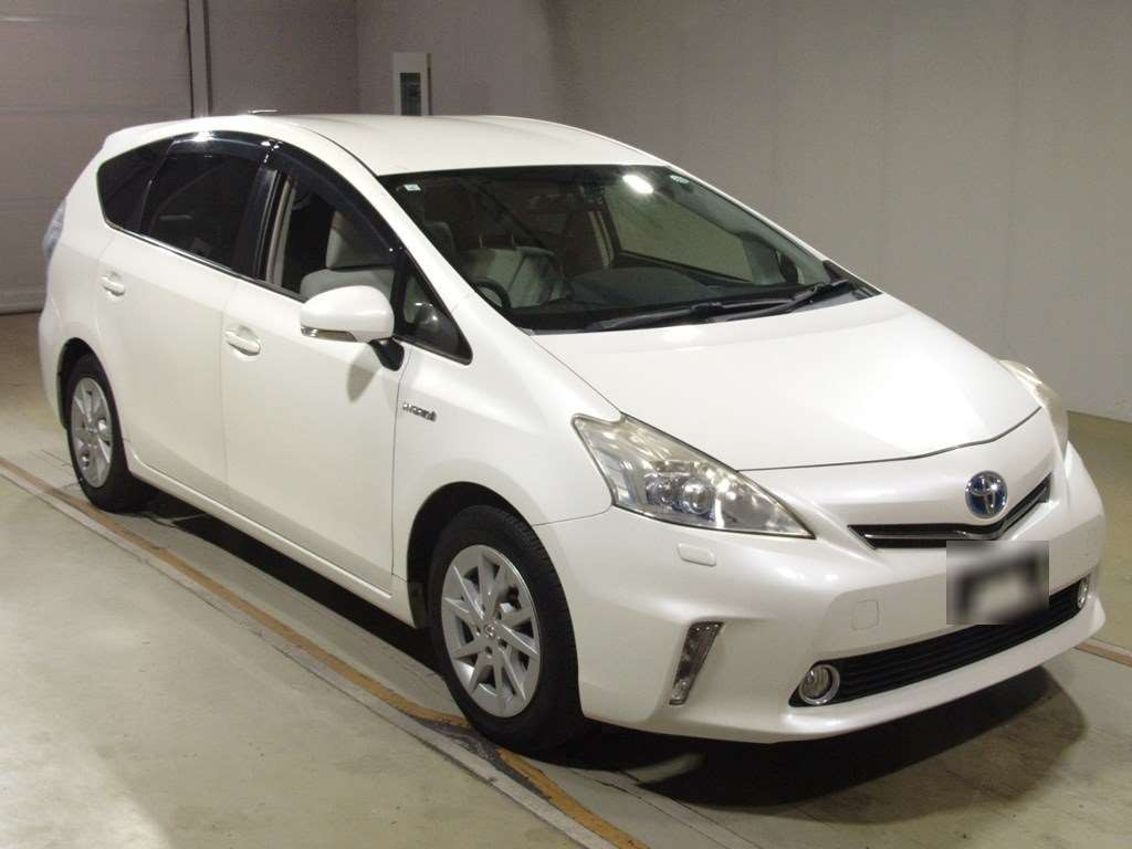 2013 Toyota Prius alpha ZVW40W[2]