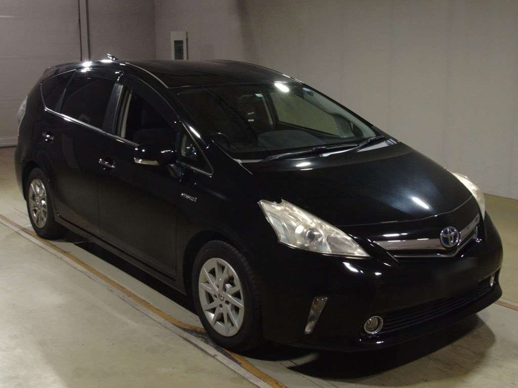 2013 Toyota Prius alpha ZVW41W[2]