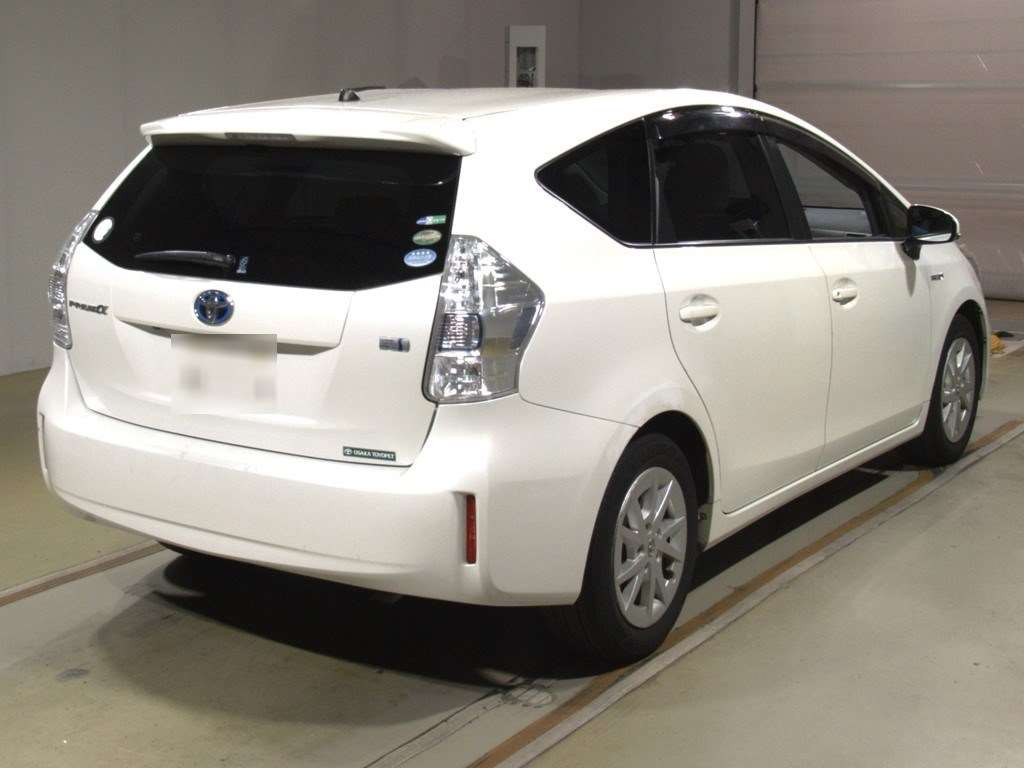 2014 Toyota Prius alpha ZVW41W[1]