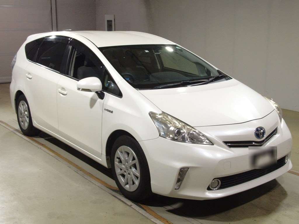 2014 Toyota Prius alpha ZVW41W[2]