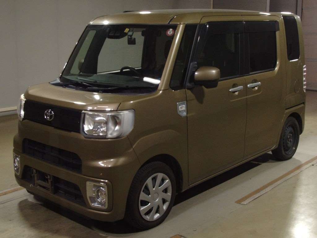 2019 Toyota Pixis Mega LA700A[0]