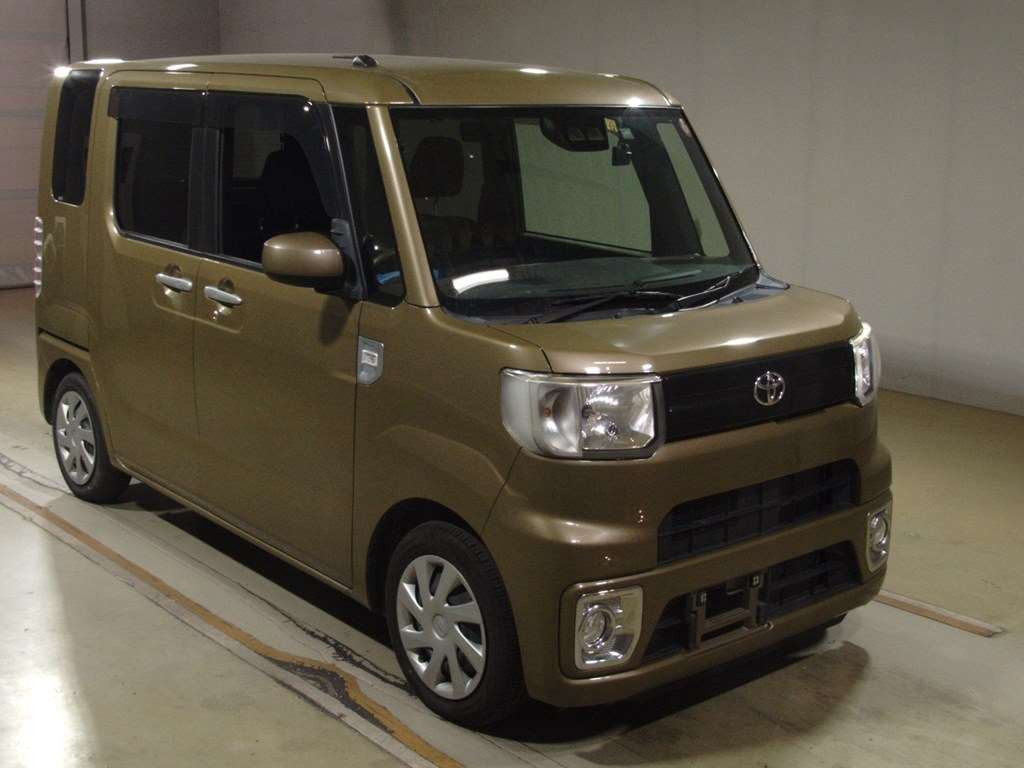 2019 Toyota Pixis Mega LA700A[2]