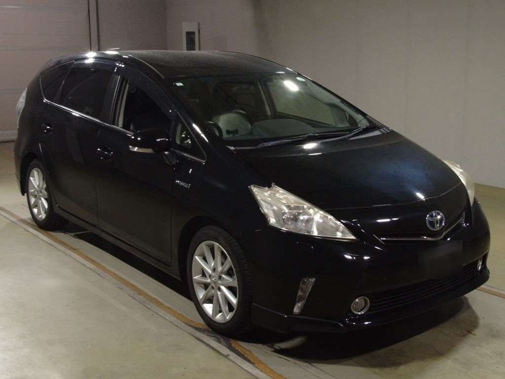 2013 Toyota Prius alpha ZVW41W[2]