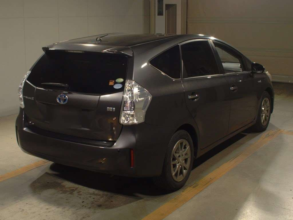 2013 Toyota Prius alpha ZVW41W[1]