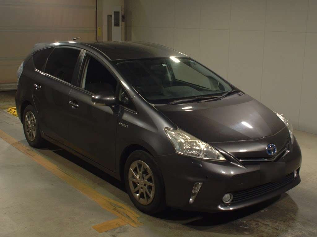 2013 Toyota Prius alpha ZVW41W[2]