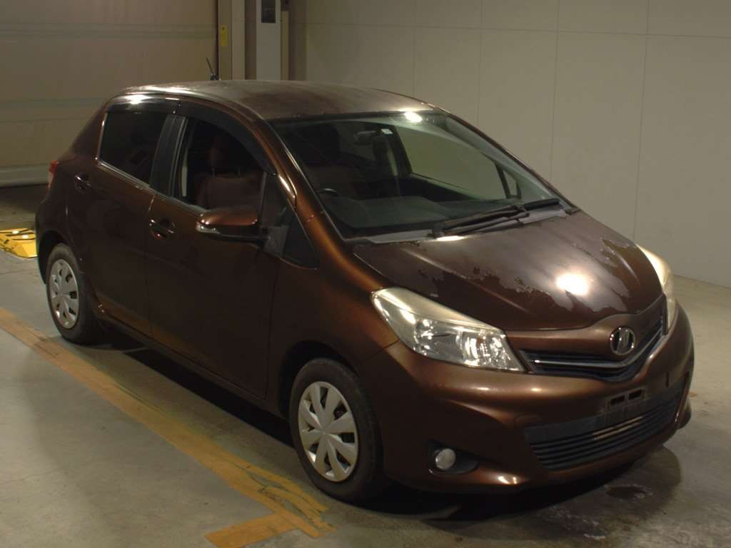 2013 Toyota Vitz NSP130[2]