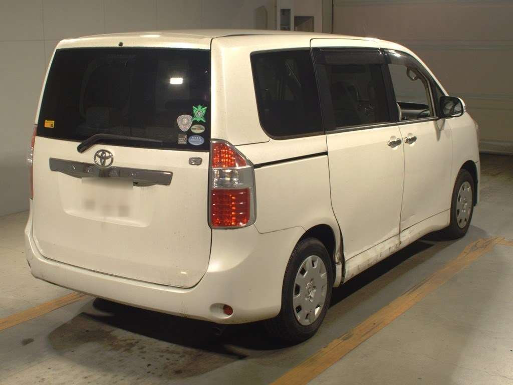 2010 Toyota Noah ZRR70G[1]