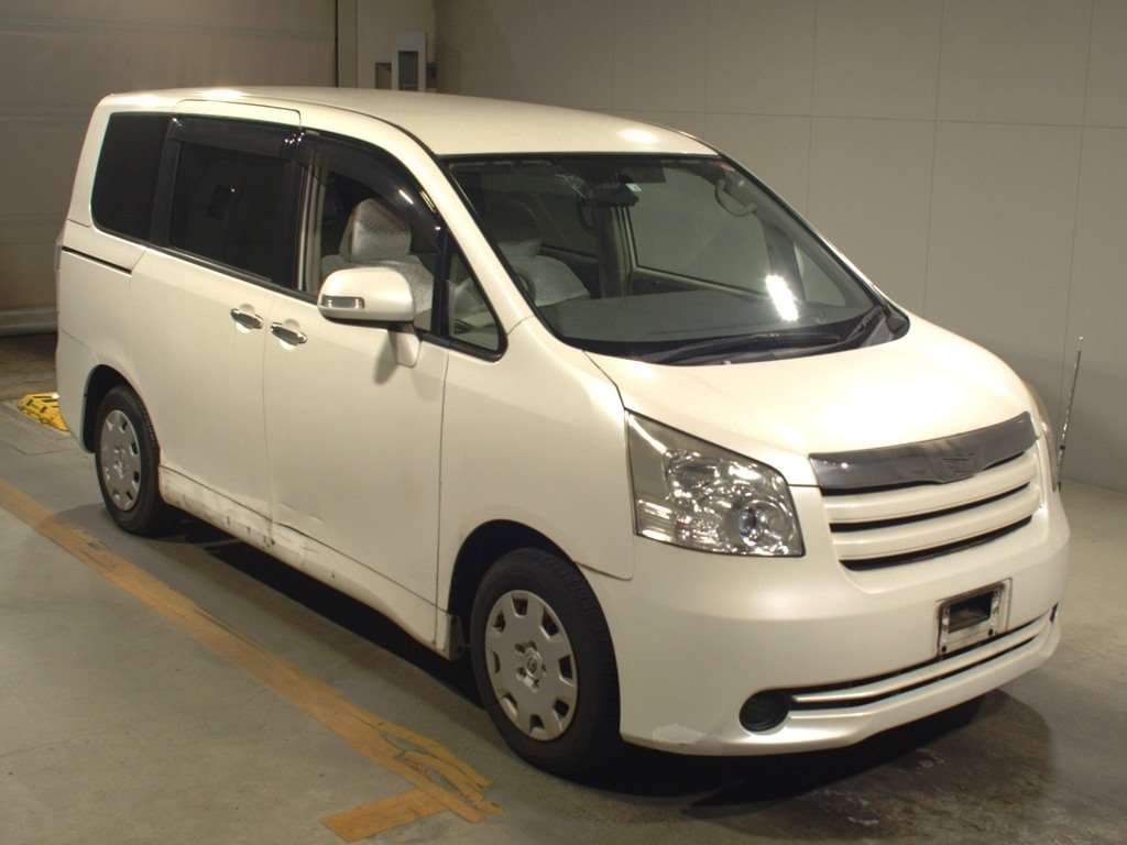 2010 Toyota Noah ZRR70G[2]