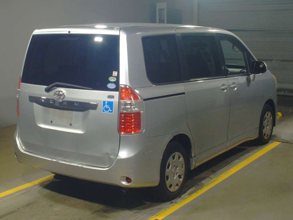 2010 Toyota Noah ZRR70G[1]