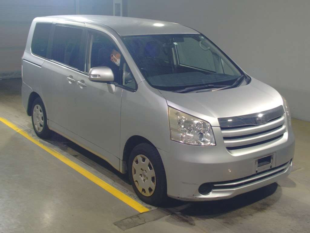 2010 Toyota Noah ZRR70G[2]